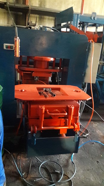 Máy ép gạch Terazzo - chuyển động tịnh tiến